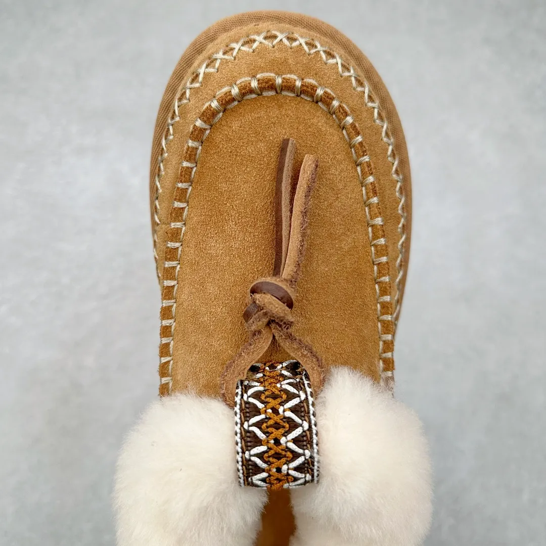 Pick up locally💰560 UGG 8258 Alpine shallow mouth autumn and winter sheep fur integrated snow boots. All shoes are made of ZP same factory. Longfeng A-grade Australian imported sheep fur integrated brand OEM production line. Fully follow the ZP process. Original pattern maker of the OEM. Adhering to the principle of no original shoes and no development selection. Pay attention to every detail. The most authentic version on the market TREADLITE "Light Wing" technology outsole Lightweight/durable/flexible/pile size: 35 36 37 38 39 40 Coding: by2936090